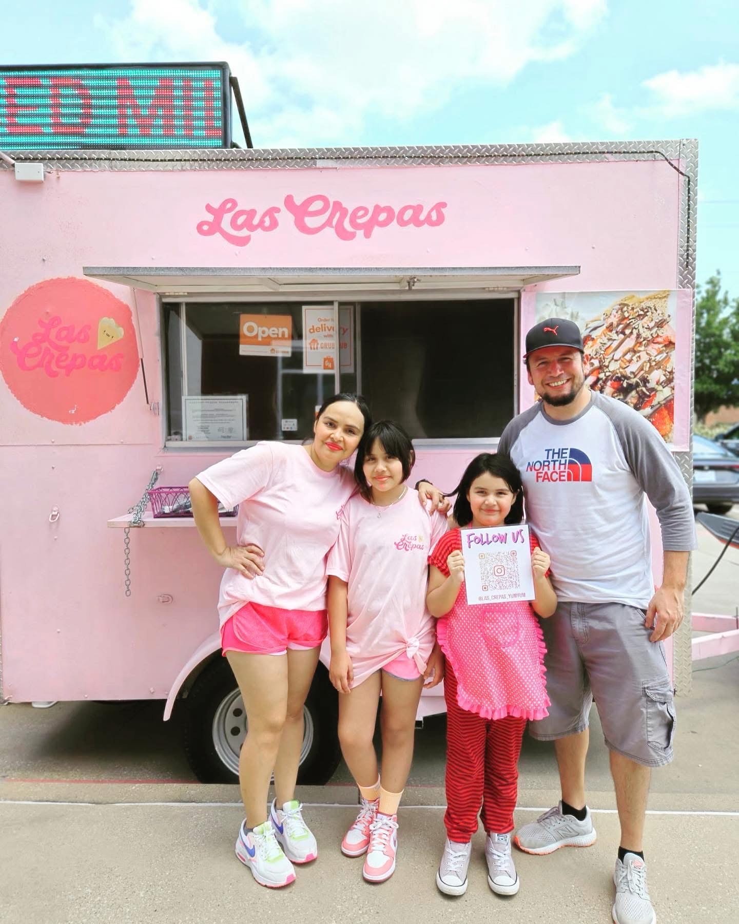 La familia Las Crepas frente al food truck