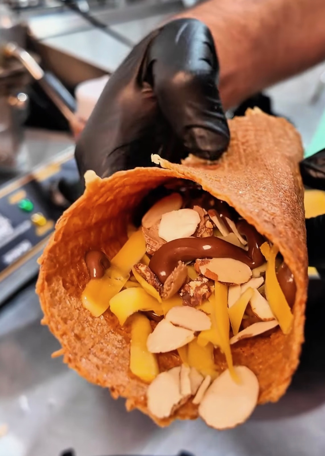 Marquesita with mango and almonds